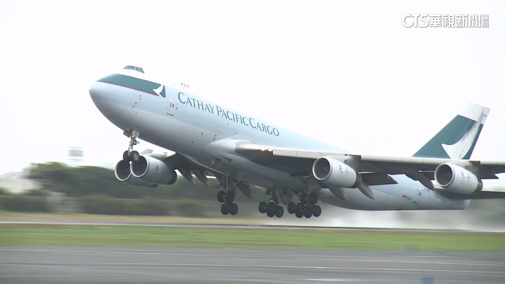 稱國泰機師「刻意放慢滑行」　港媒：想賺更多鐘點費