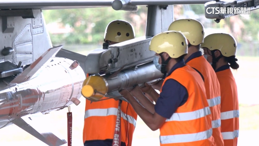 我F-16V正式搭載超級響尾蛇飛彈！　應對共機挑釁