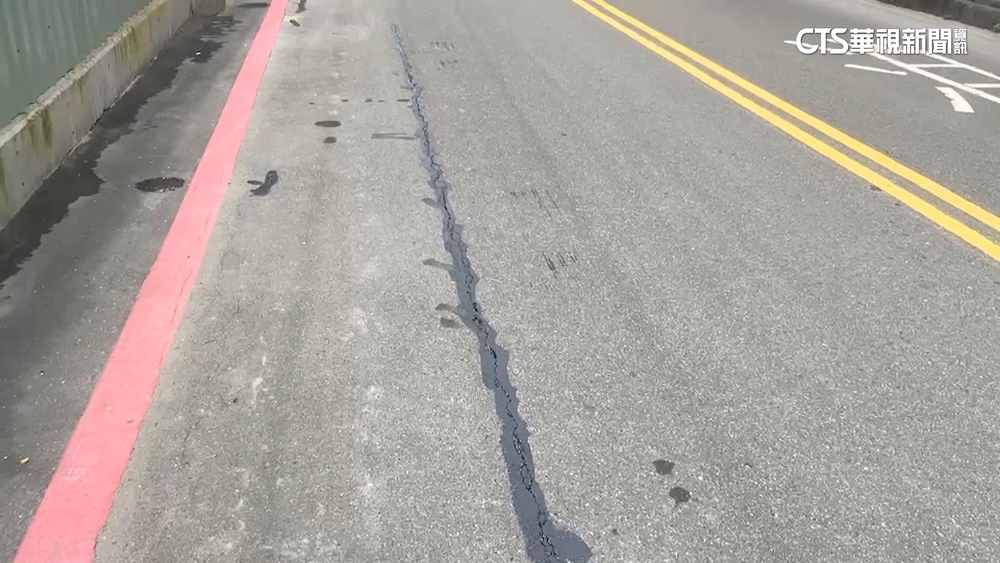 疑施工掏空地基！　七堵百福社區電線桿下陷