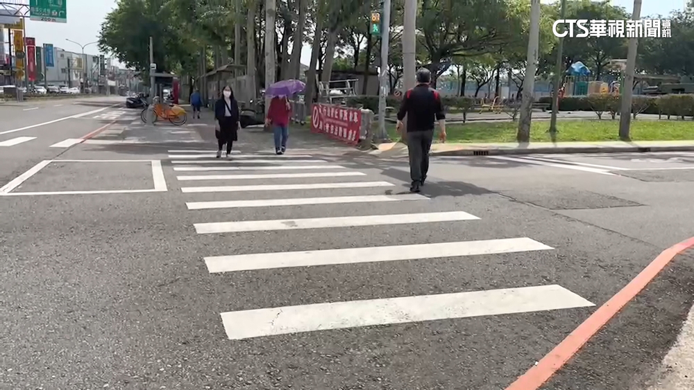 馬路變虎口？！乖乖走斑馬線　慘遭轉彎車撞滾地