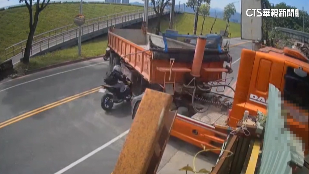 差一點沒命！　騎士撞聯結車「頭卡車斗」搖晃