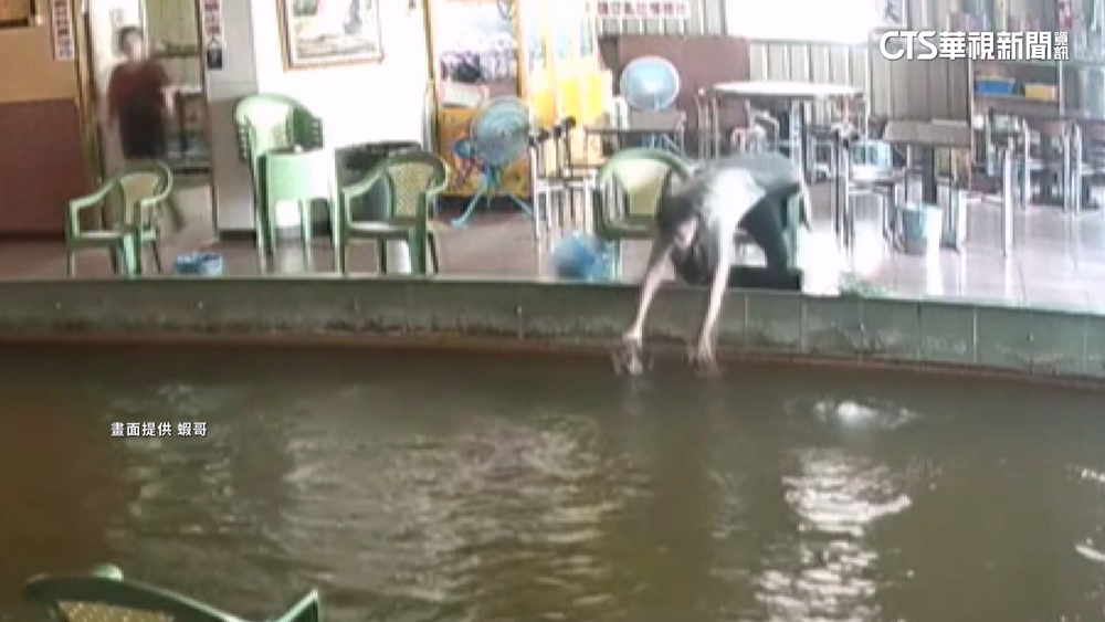 糗！釣蝦客為撿掉落眼鏡　「倒栽蔥」摔入池全身溼