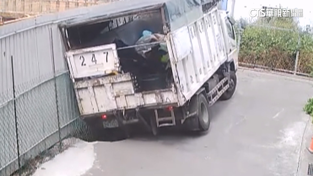 路面突塌害環保車掉坑　居民控建商「抽地下水」