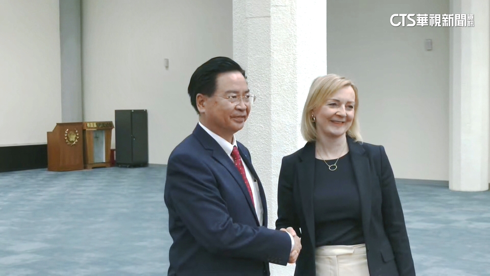 英國前首相特拉斯抵台　訪台5天！外交部長接機