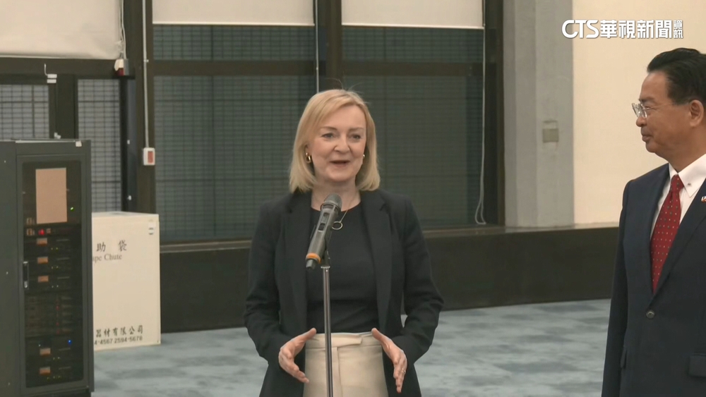 前英相特拉斯抵台　吳釗燮接機互動熱絡