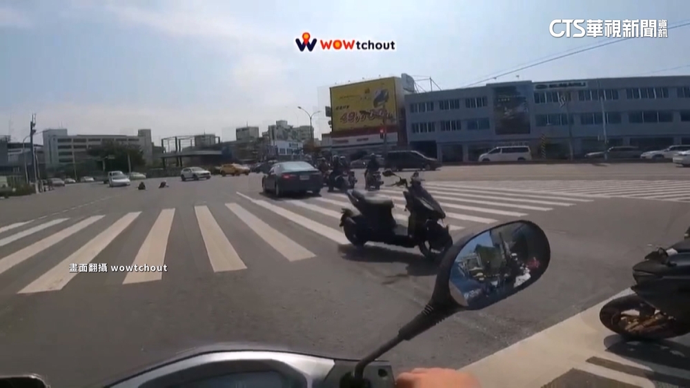 騎士等紅燈衰遭幽靈車撞　追！車禍後滑行又肇禍