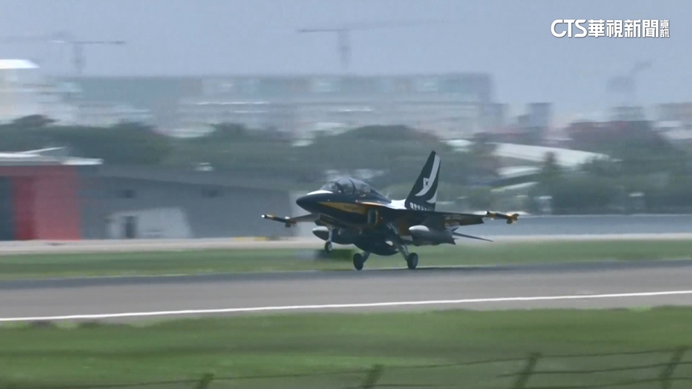 南韓「黑鷹特技隊」過境小港整補　航空迷搶拍