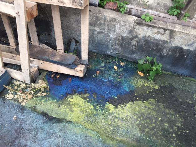 台南大排出現藍眼淚？工廠打翻顏料遭環保局開罰