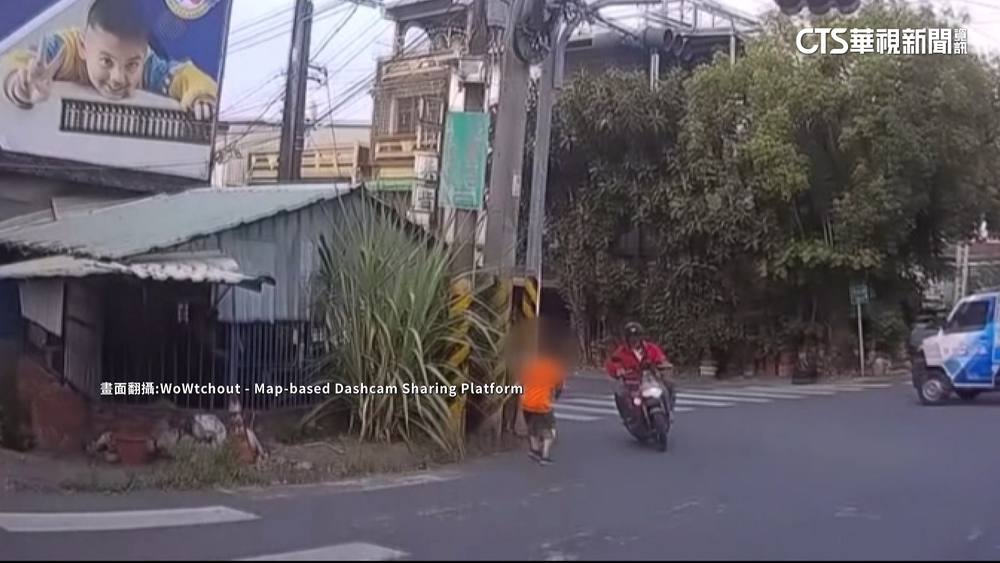 疑有視線死角　轉彎機車險撞上過馬路男童