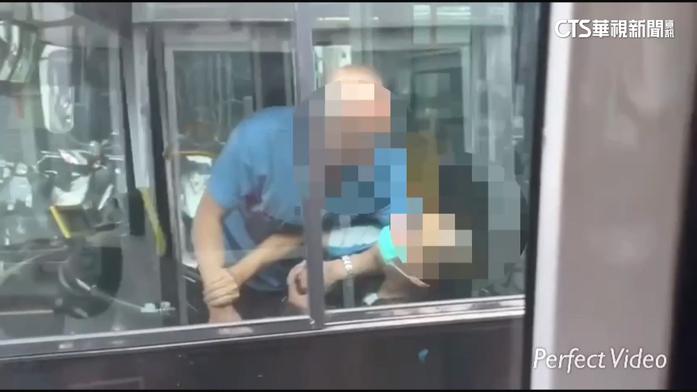 男朝女乘客亂丟寶特瓶　公車司機欲報案遭痛毆