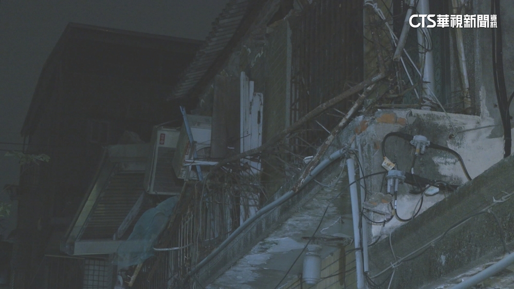 疑2樓女兒牆倒！士林民宅屋頂坍　磚瓦散落無人傷