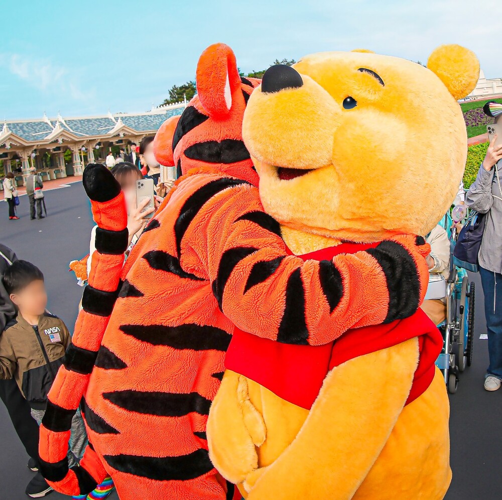 日迪士尼「擁抱解禁」首日　跳跳虎熱情擁抱維尼 網笑翻：好厭世