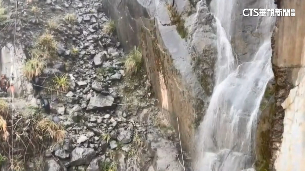 阿里山眠月線遇大雨崩塌　警消救20受困登山客
