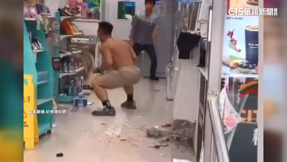 肌肉男「大鬧超商」怒吼毆警　民眾驚：真人版浩克？
