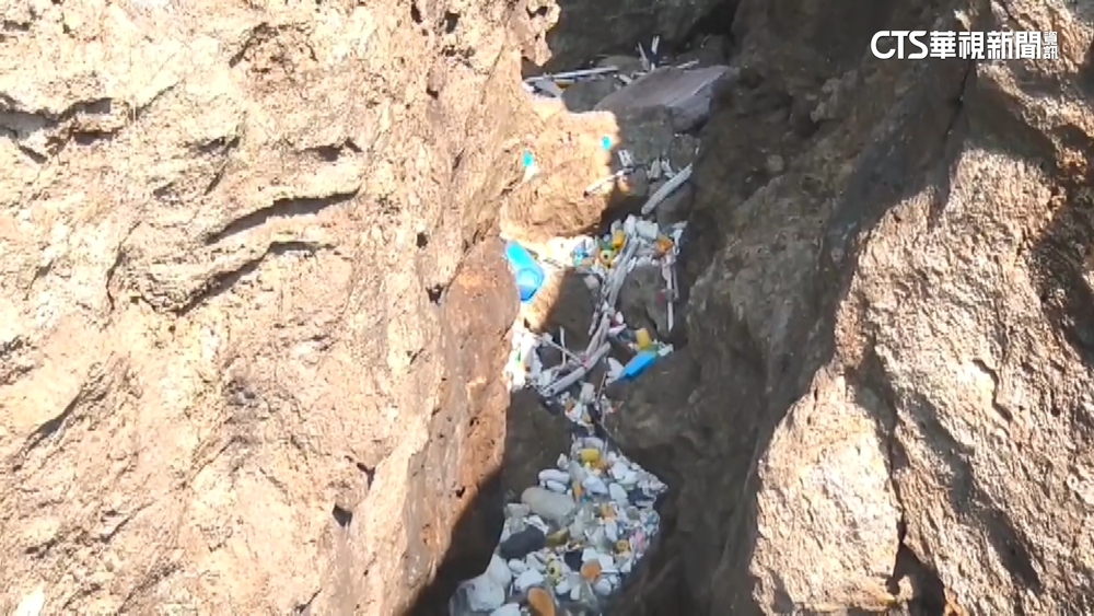 維護「墾丁龍坑」環境！　山難隊垂降.攀岩耗6hrs清垃圾