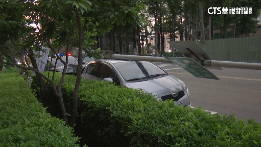 疲勞想休息駕駛「誤踩油門」　撞倒路牌壓毀2車