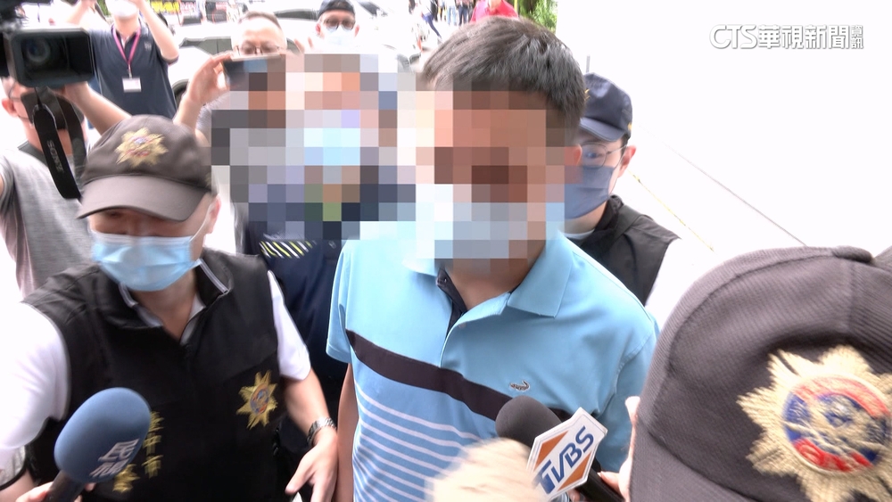 5億高中生同婚配偶父子現身　6刑警陪同出庭