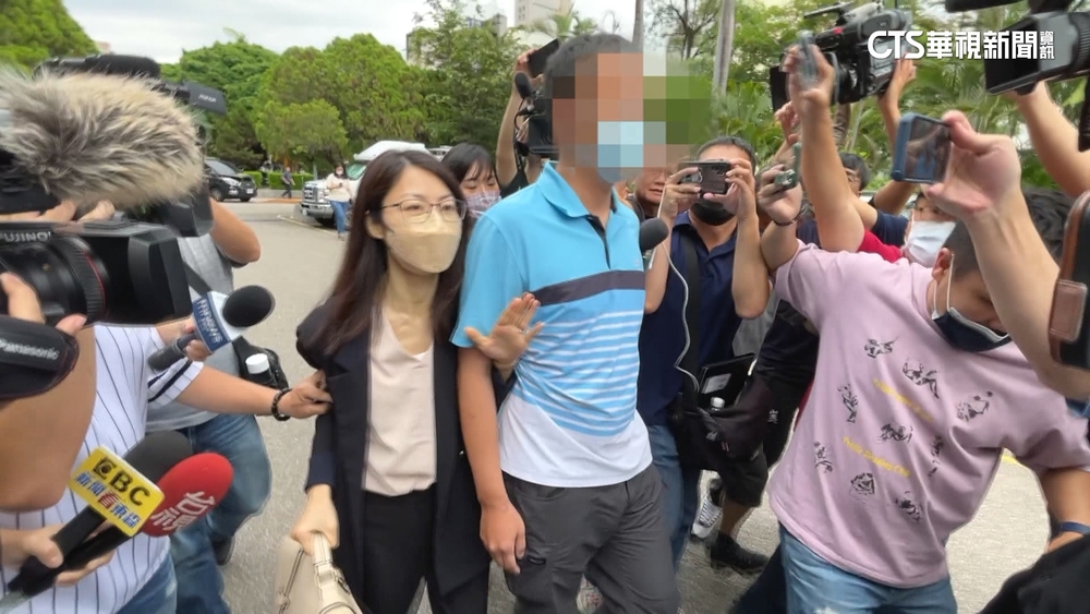 5億高中生墜樓亡　6刑警戒護同婚配偶父子出庭