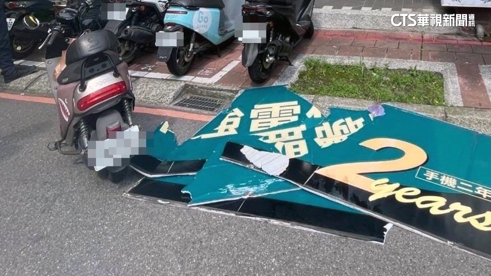 禍從天降！　通訊行招牌被吹落　砸中騎士