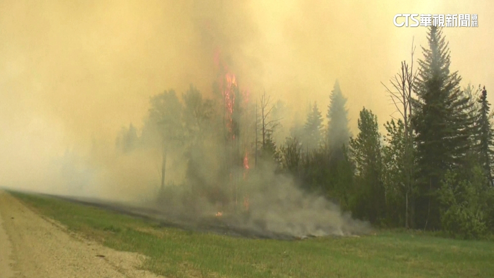 加拿大亞伯達省野火　煙霧籠罩如末日電影