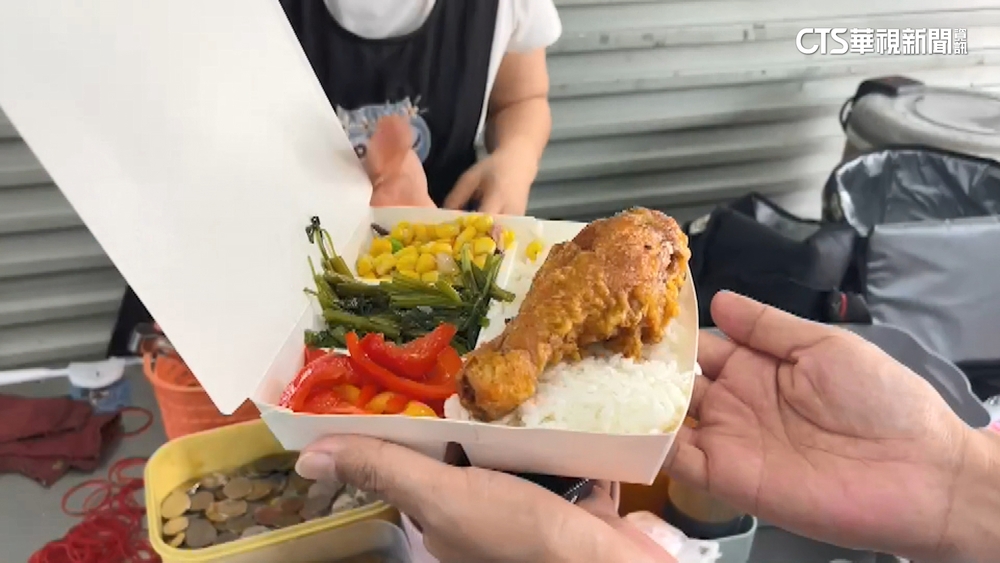 銅板美食！　滷雞腿+配菜40元　炸魚餅1個10元