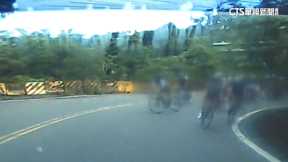 生死一瞬！　自行車隊「逆向」迎面來　轎車駕駛嚇壞