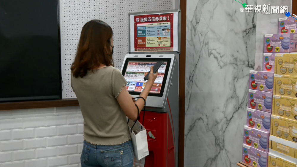 阿婆搶票「霸佔機台10分鐘」　店員：誰先來誰先用
