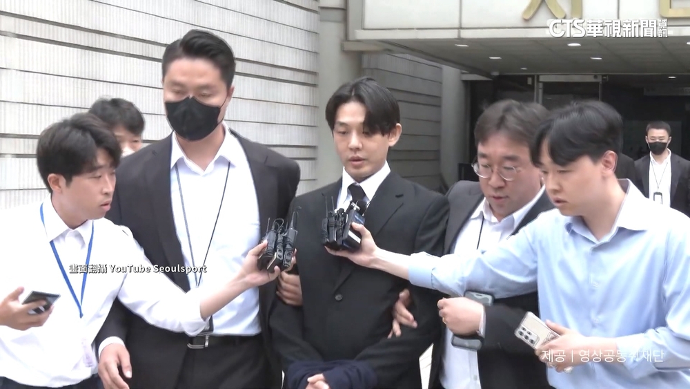 羈押庭被上銬　韓星劉亞仁認「吸毒」：很後悔