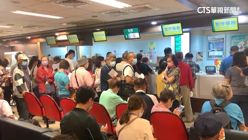 電腦當機.自動服務全停　彰基大廳擠滿人
