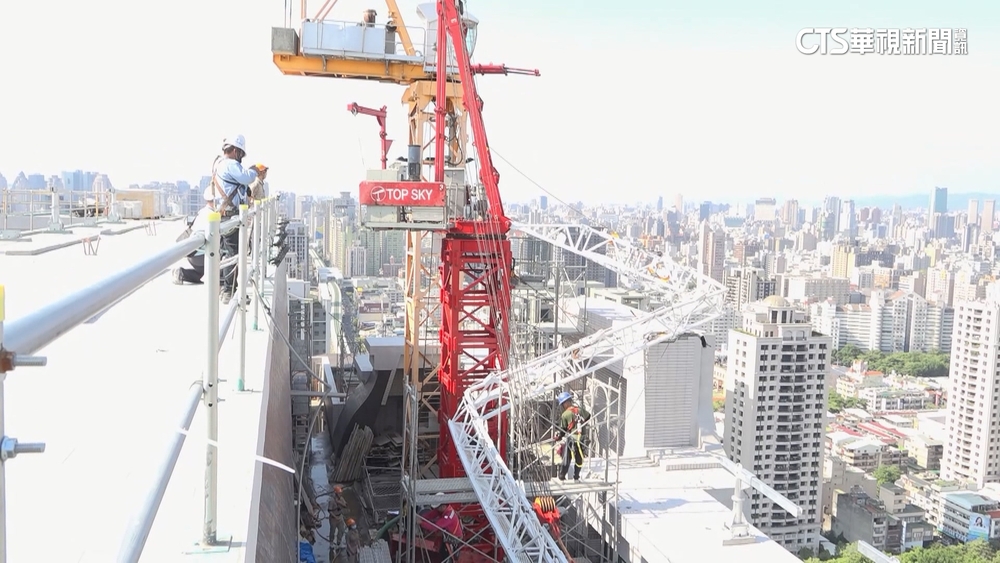 砸中捷1死10傷！　建案毀損機具曝「吊臂凹3截」