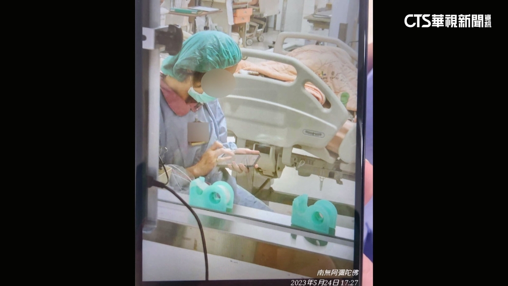 護理師「上班玩直播」？　爆料者：呼吸器掉都不知