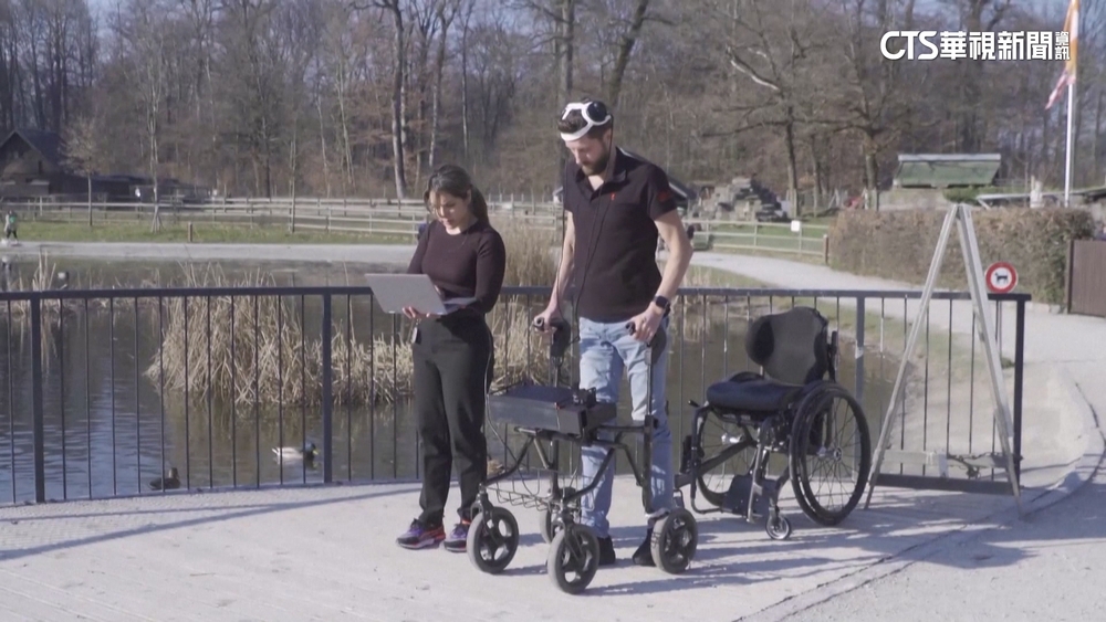 癱瘓12年站起來了！　數位科技助男「想」走就走