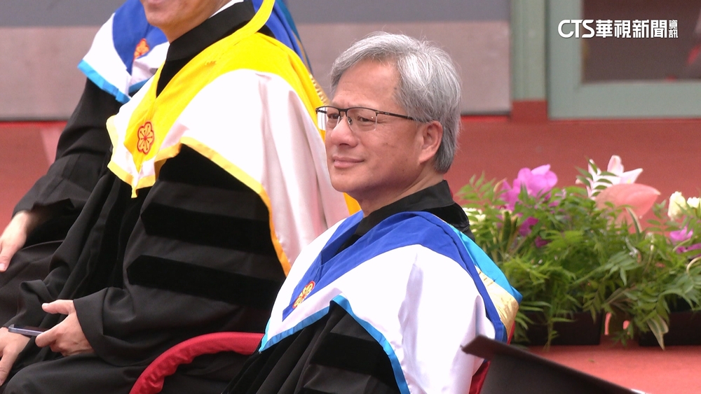 「AI教父」黃仁勳出席台大畢典！　秀台語全場歡呼