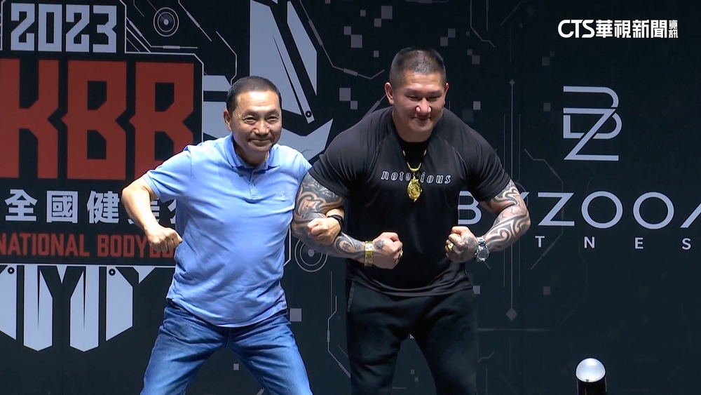 搶年輕票！　侯友宜合體館長秀肌肉　下午高雄跑透透
