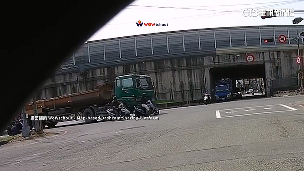 聯結車違規紅燈右轉　撞倒騎士摔傷腰.險遭輾