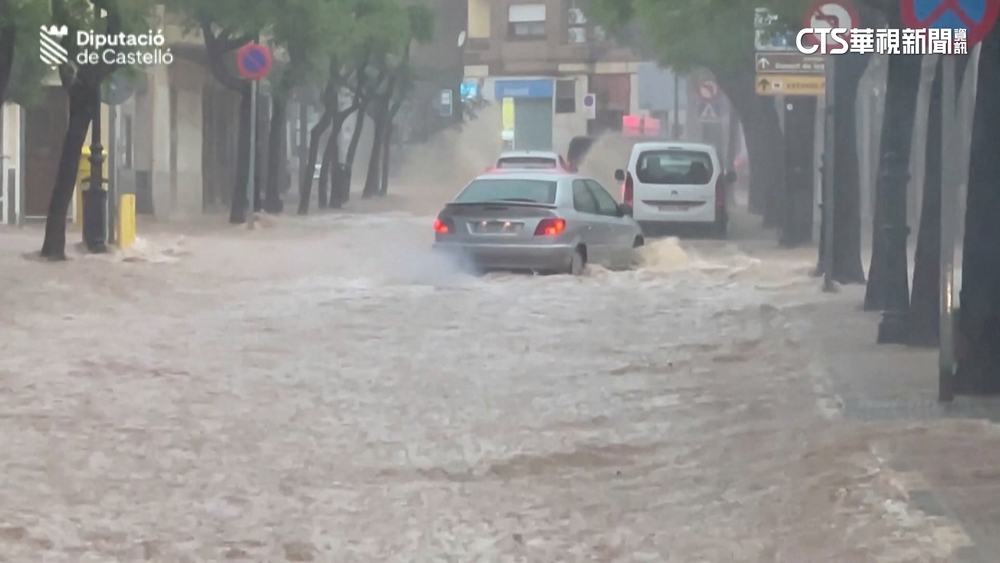 西班牙東南沿岸豪雨成災　車輛當街被沖走
