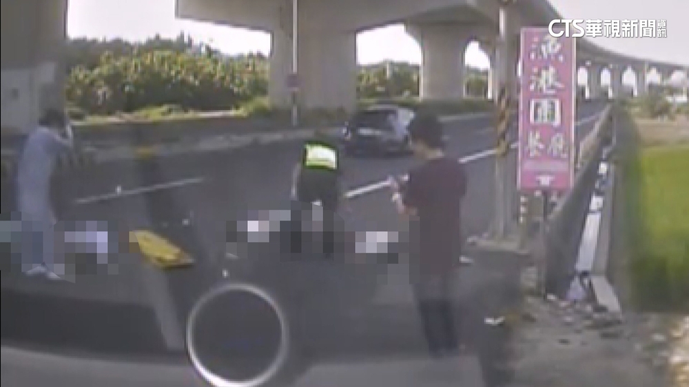 14歲少年「無照3貼」　左轉遭汽車撞飛骨折