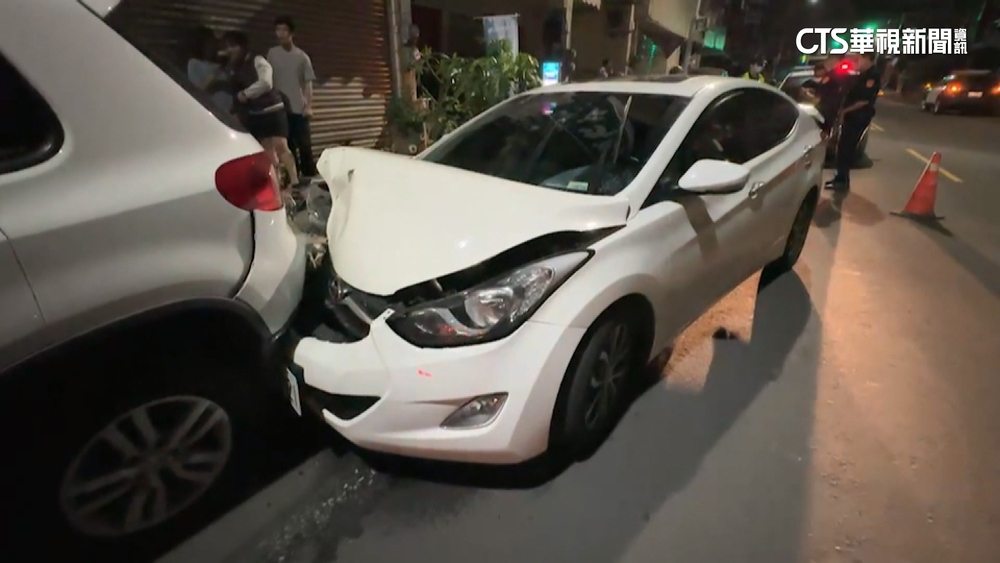 疲勞駕駛惹禍　男子自撞釀2汽車2機車撞毀