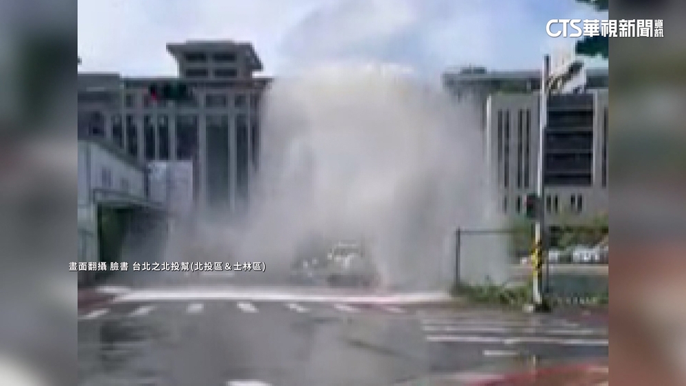 疑倒車未注意　撞斷消防栓　水如噴泉狂湧