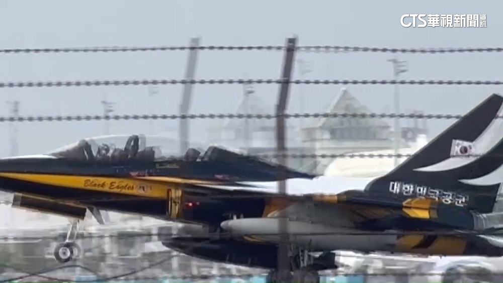 南韓黑鷹飛行表演隊返航　再降落高雄小港機場