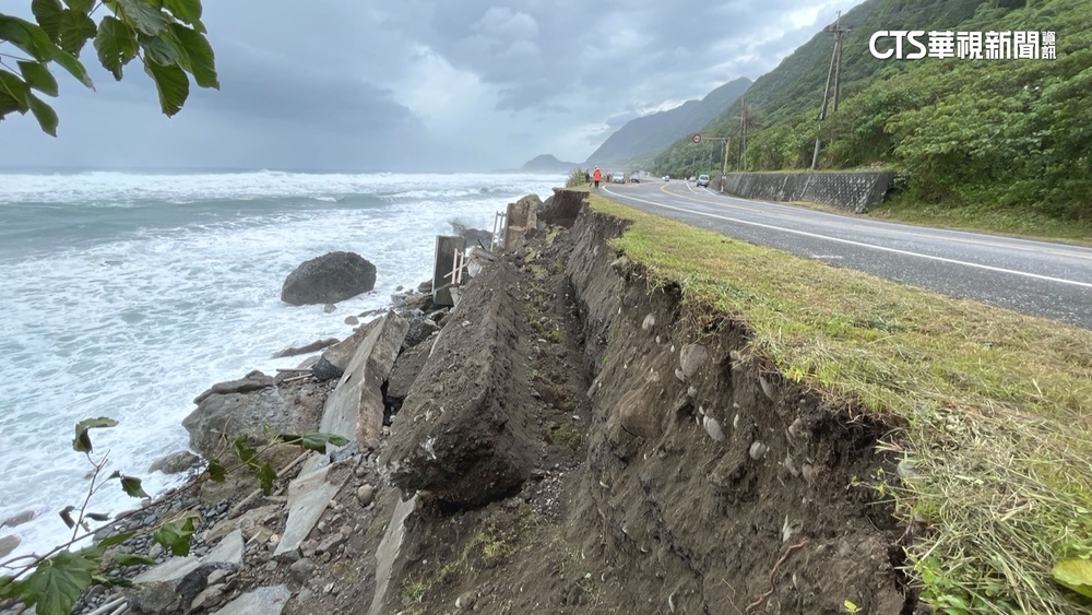 花蓮台11線56K路基流失　公路局加設「塊狀護欄」