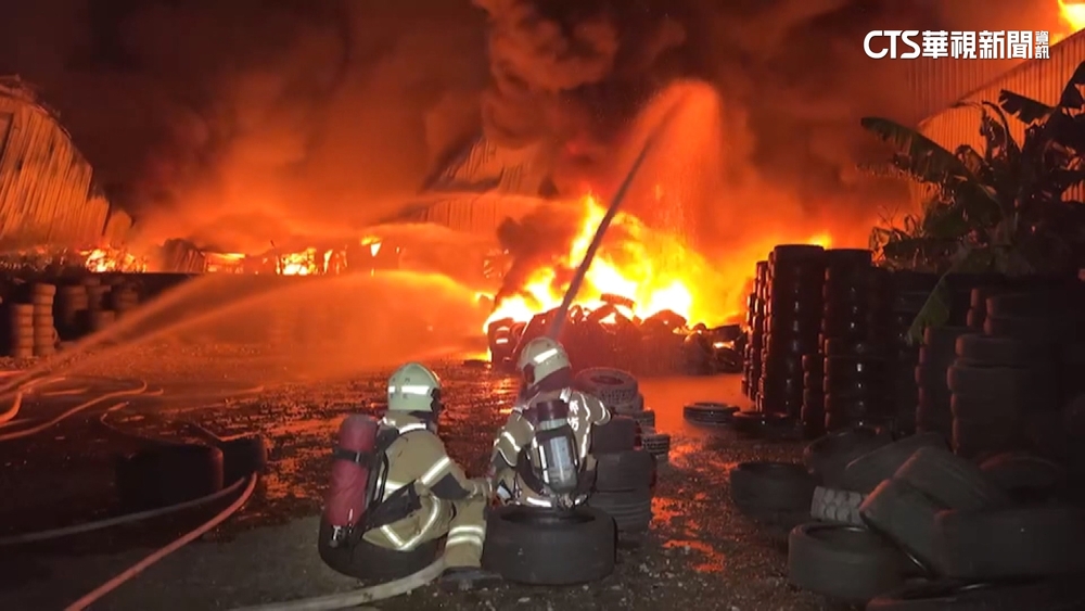 台南五金工廠凌晨火　鐵皮屋塌陷.濃煙蔽天