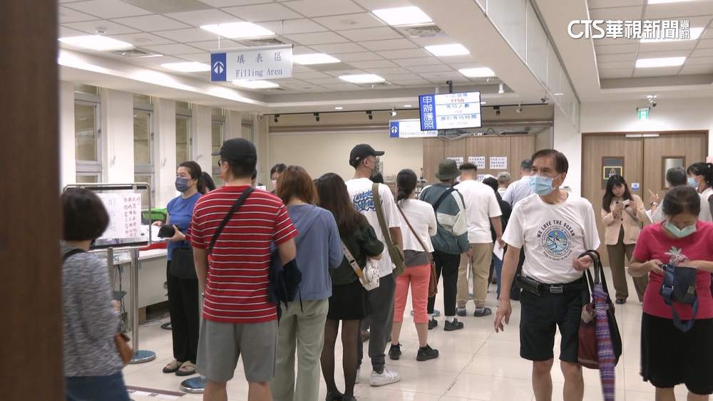 目擊！　辦護照排隊5-6小時　現場竟有人賣號碼牌