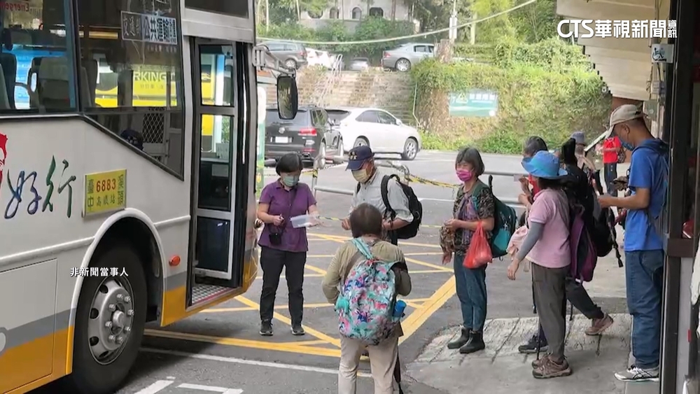 傻眼！　溪頭搭台灣好行　遇「背包丟地板」插隊部隊