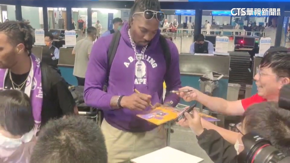 「魔獸」霍華德離台　媒體前淚灑桃園機場