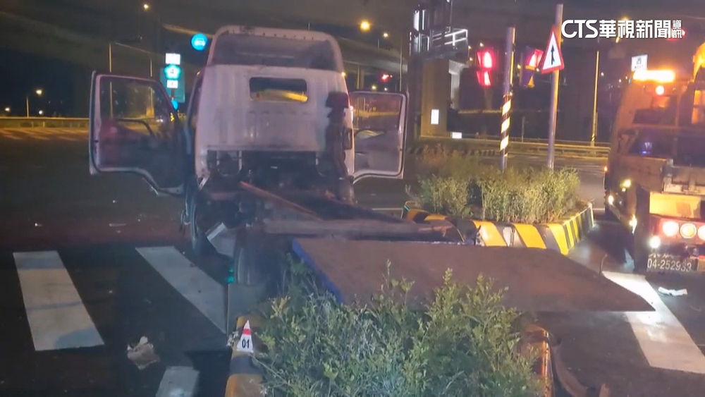 小貨車暴衝撞交流道護攔　駕駛無生命跡象