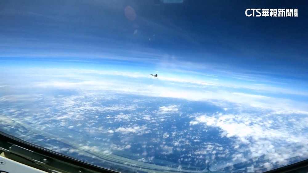 南海上空美中狹路相逢　殲16「噴湍流」逼RC-135