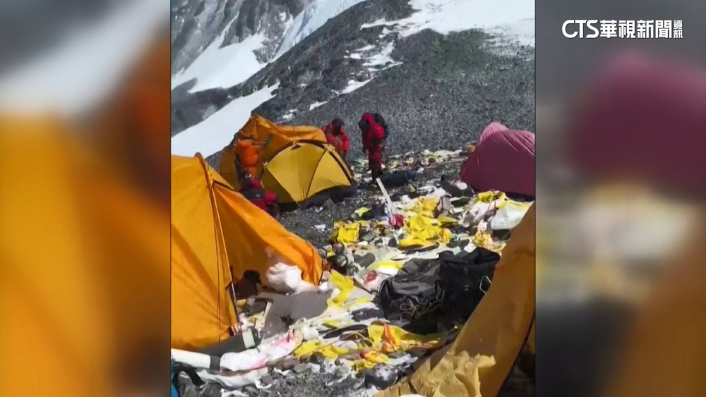 垃圾真的堆如「山」！　聖母峰營區積大量廢棄用具