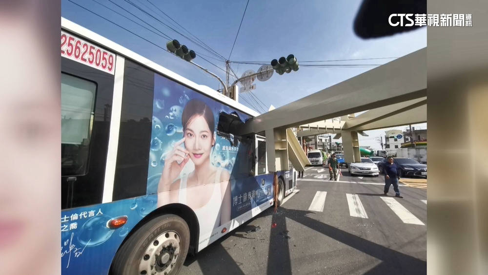 驚險！　曳引車轉彎...貨架鋼條插入後方公車