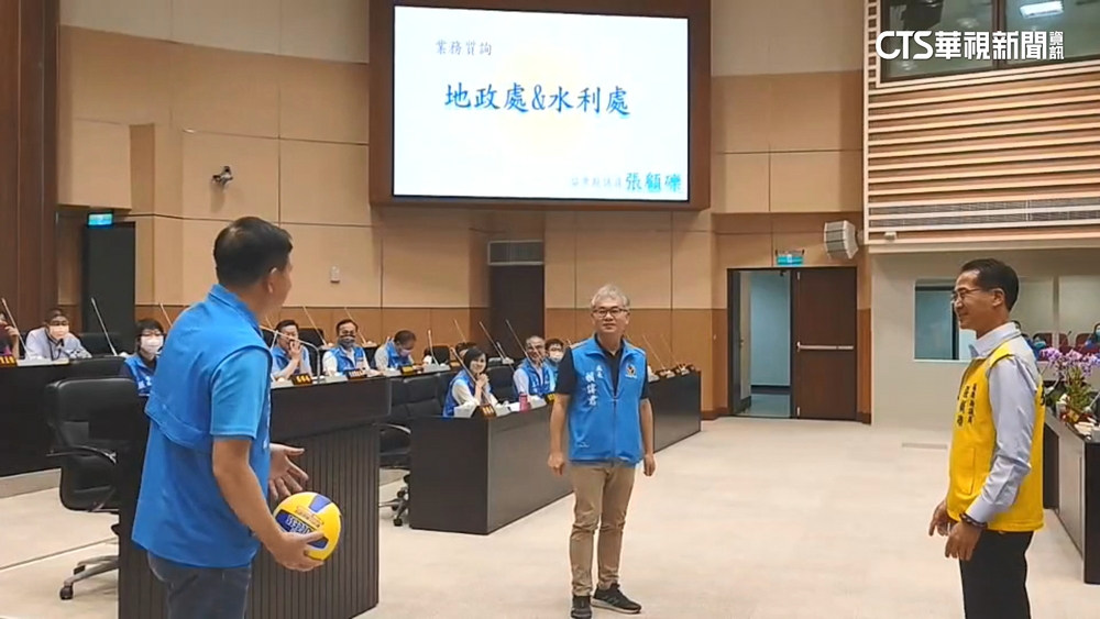 路不平投訴無門　議員請2處長「傳躲避球」諷卸責